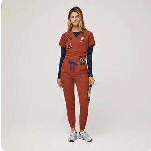 Figs Auburn Casma Three Pocket Scrub Top & Petite High Waisted Zamora Joggers